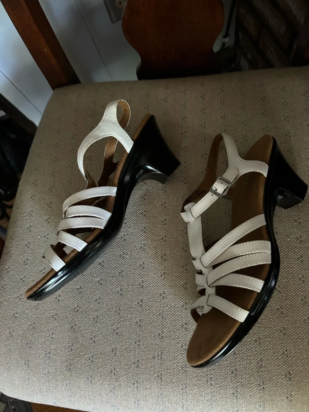 Clarks White Leather Sandals Size 8M - Picture 3 of 7